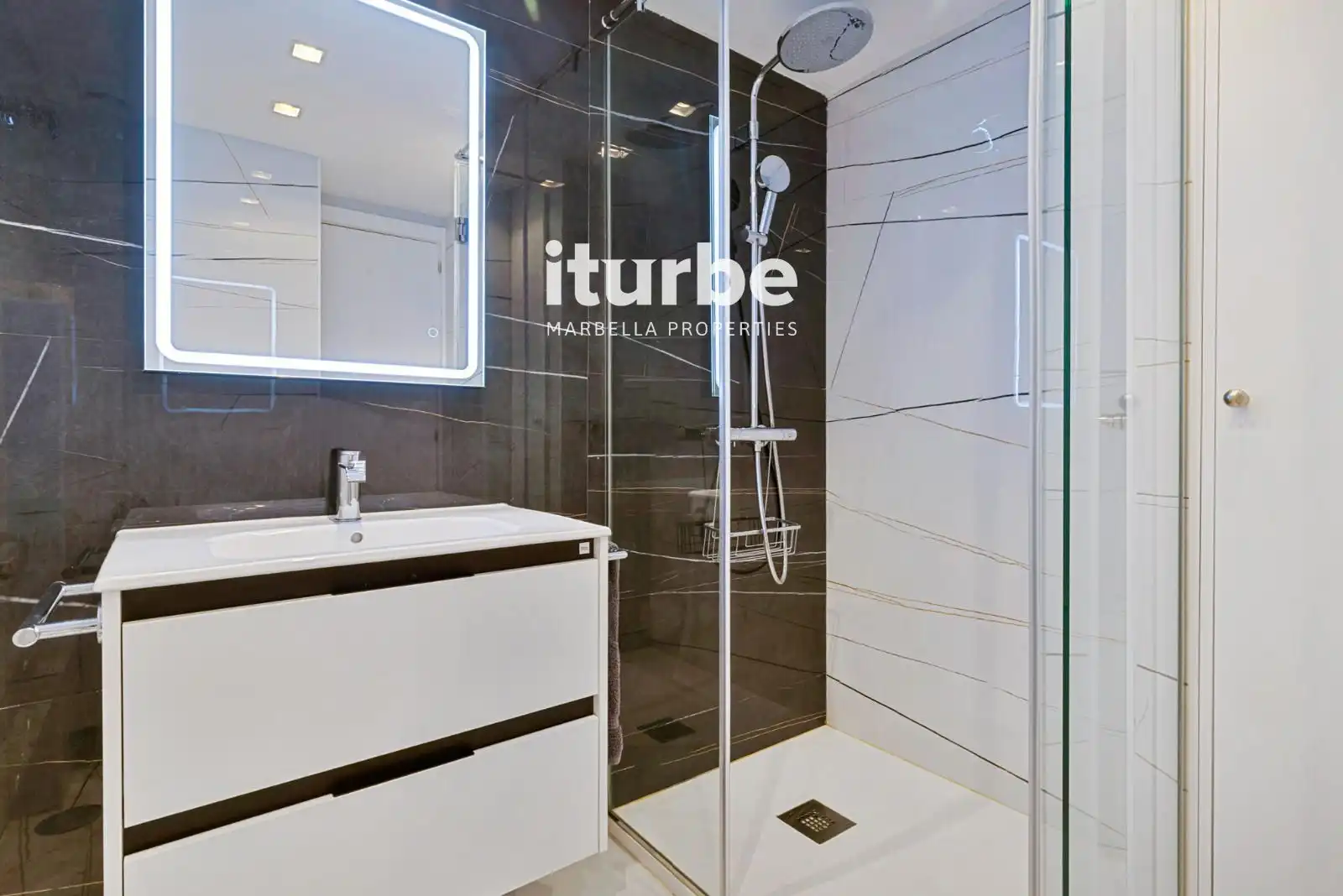 Baño de Piso en venta en Marbella con Aire acondicionado y Alarma