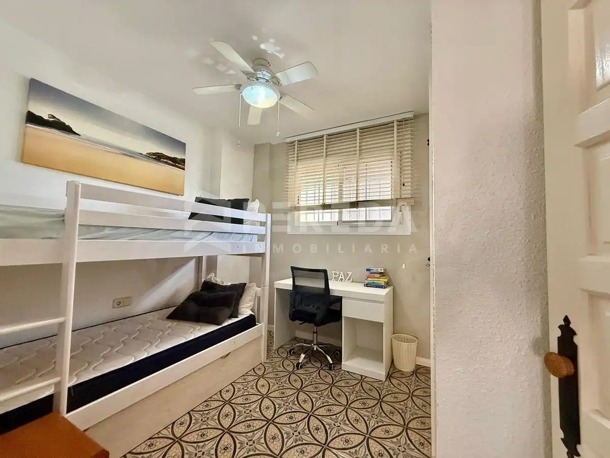 Habitación de Apartamento en venta en Roquetas de Mar con Aire acondicionado, Jardín privado y Amueblado