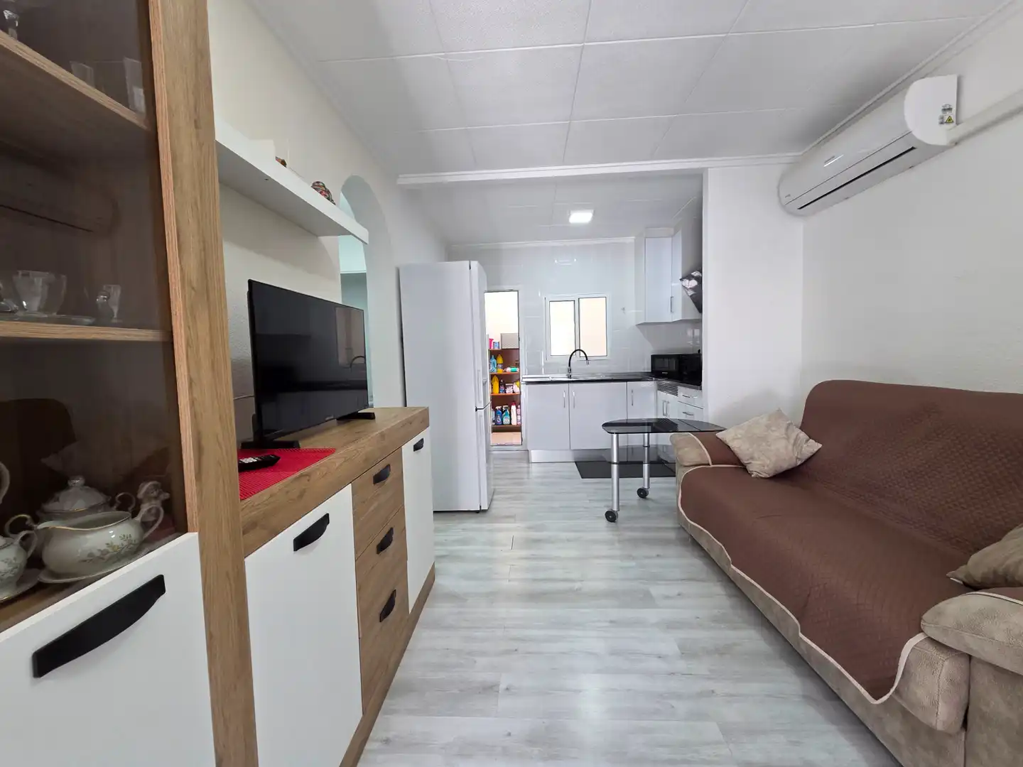 Wohnzimmer von Einfamilien-Reihenhaus zum Verkauf in Torrevieja mit Klimaanlage, Terrasse und Abstellraum