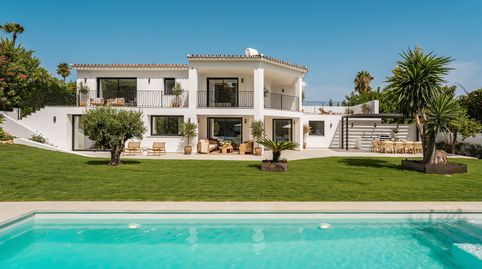 Villa de Lujo Renovada con Vistas Panorámicas al Mar en la Milla de Oro de Marbella