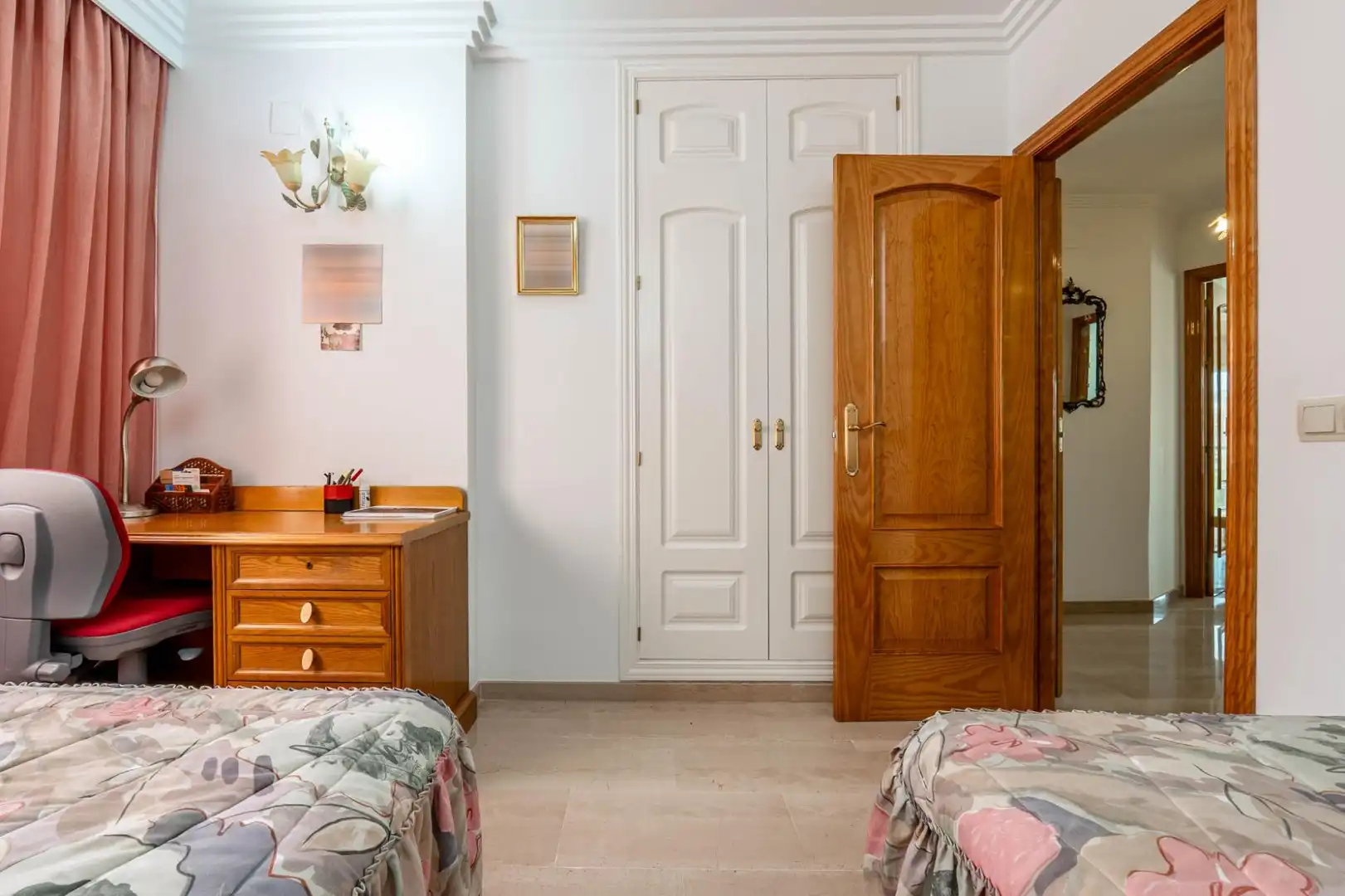Bedroom of Flat for sale in Granada  with Air Conditioner, Furnished and Balcony