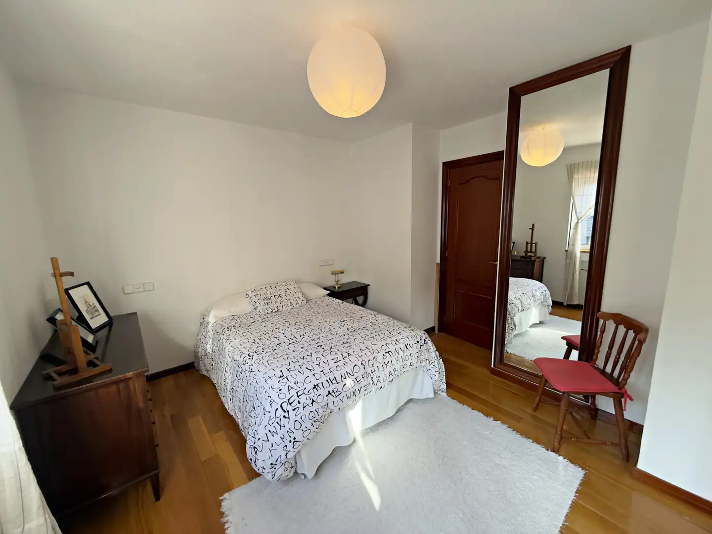 Dormitori de Casa o xalet en venda en Oviedo  amb Calefacció, Jardí privat i Parquet