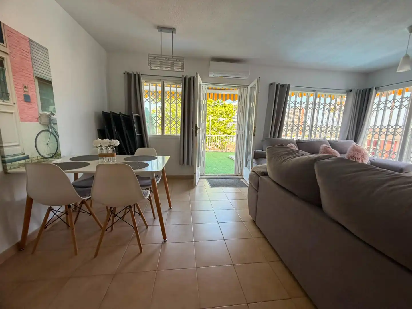 Sala de estar de Casa adosada en venta en Benidorm con Aire acondicionado, Calefacción y Jardín privado