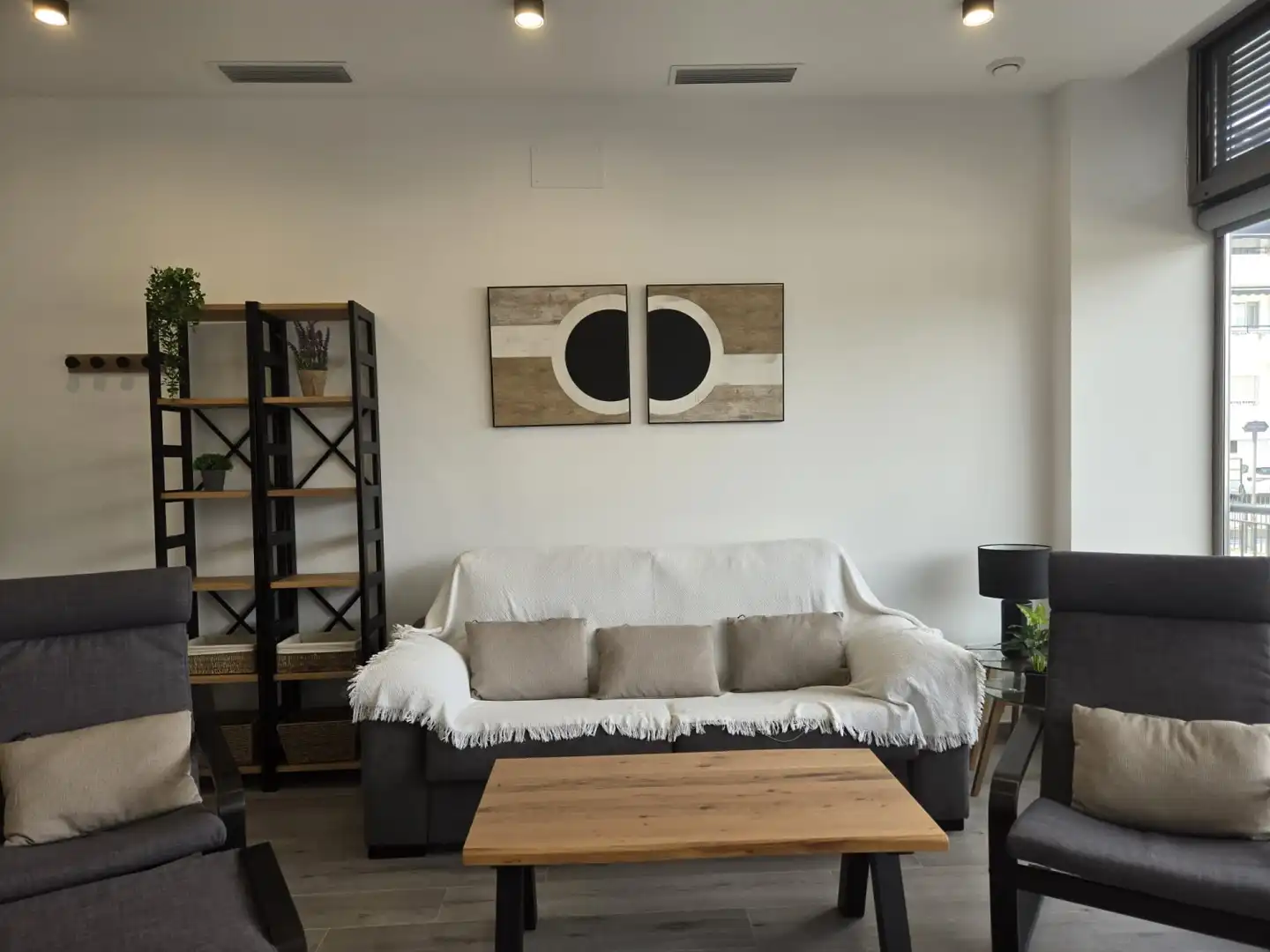 Sala d'estar de Apartament de lloguer en Gelves amb Aire condicionat, Calefacció i Moblat
