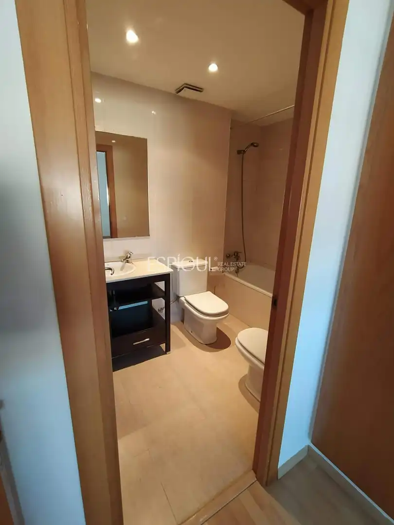 Badezimmer von Maisonette zum Verkauf in Girona mit Klimaanlage, Heizung und Parkett