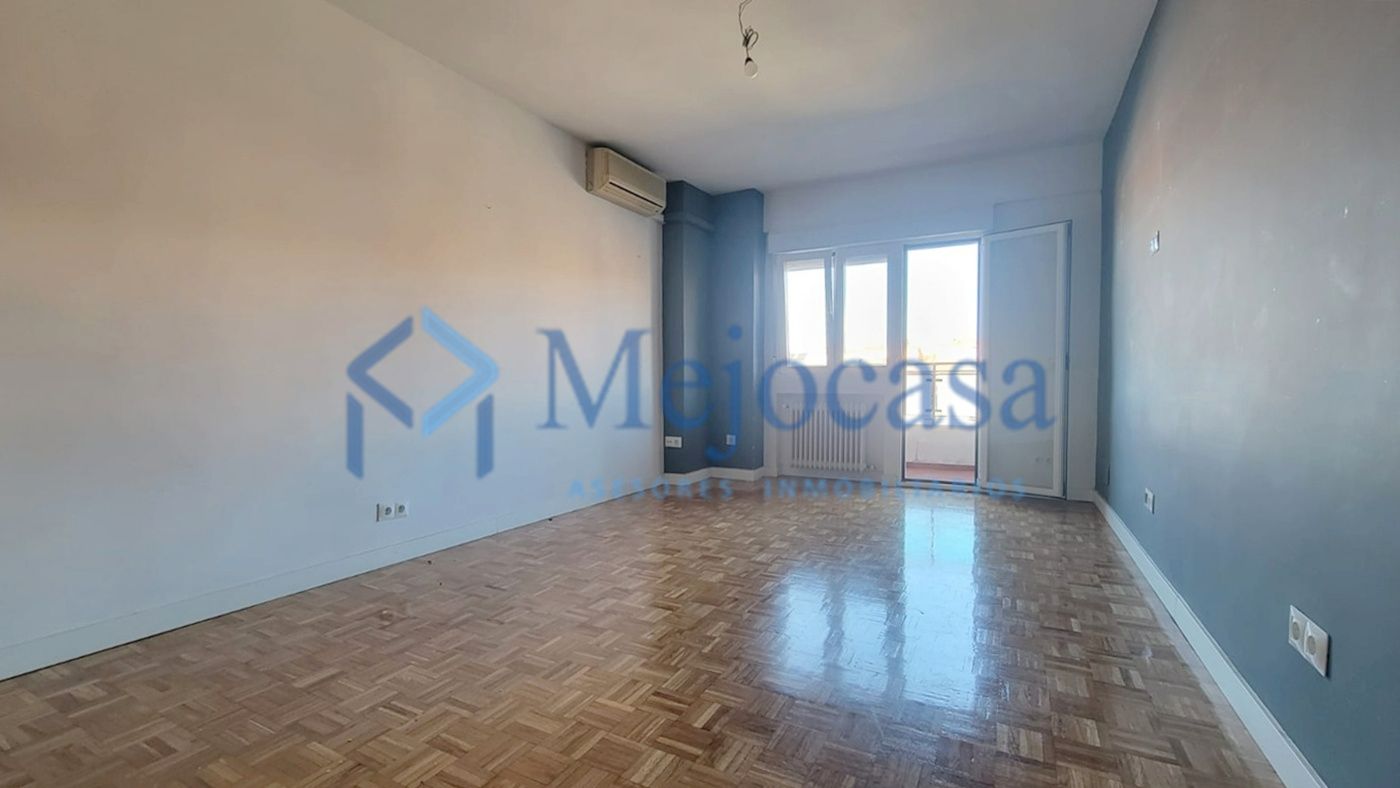 Sala d'estar de Pis en venda en  Madrid Capital amb Aire condicionat, Calefacció i Parquet