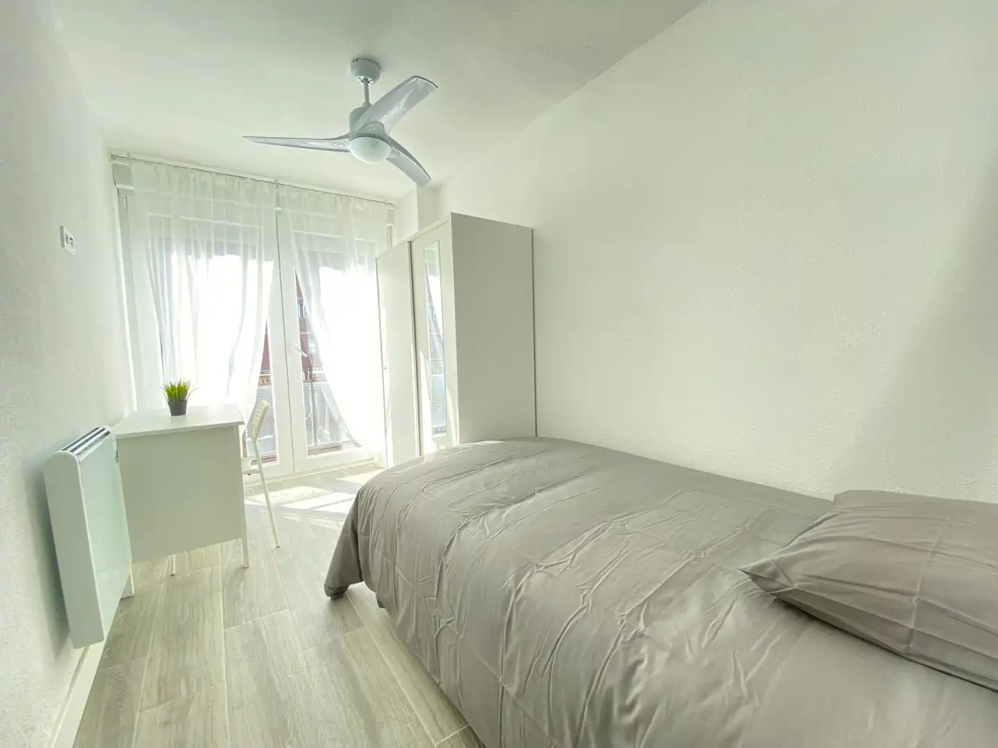 Habitación de Piso de alquiler en Madrid con Calefacción, Amueblado y Horno