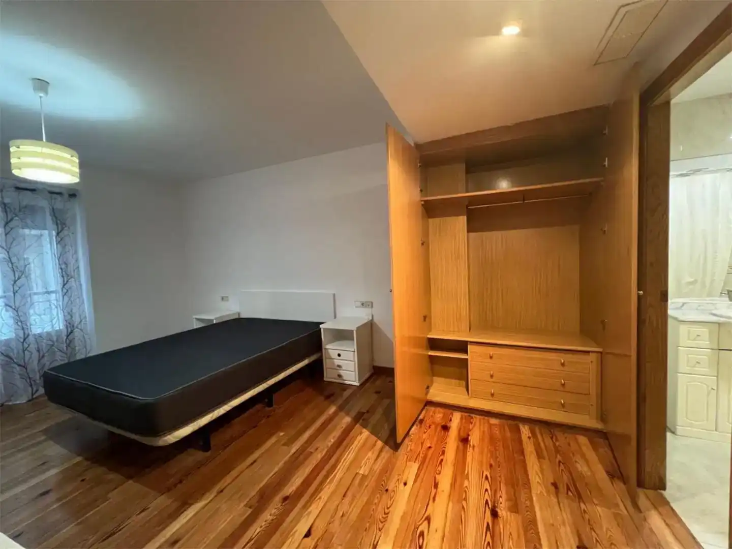 Schlafzimmer von Wohnung zur Miete in  Valencia Capital mit Klimaanlage und Balkon