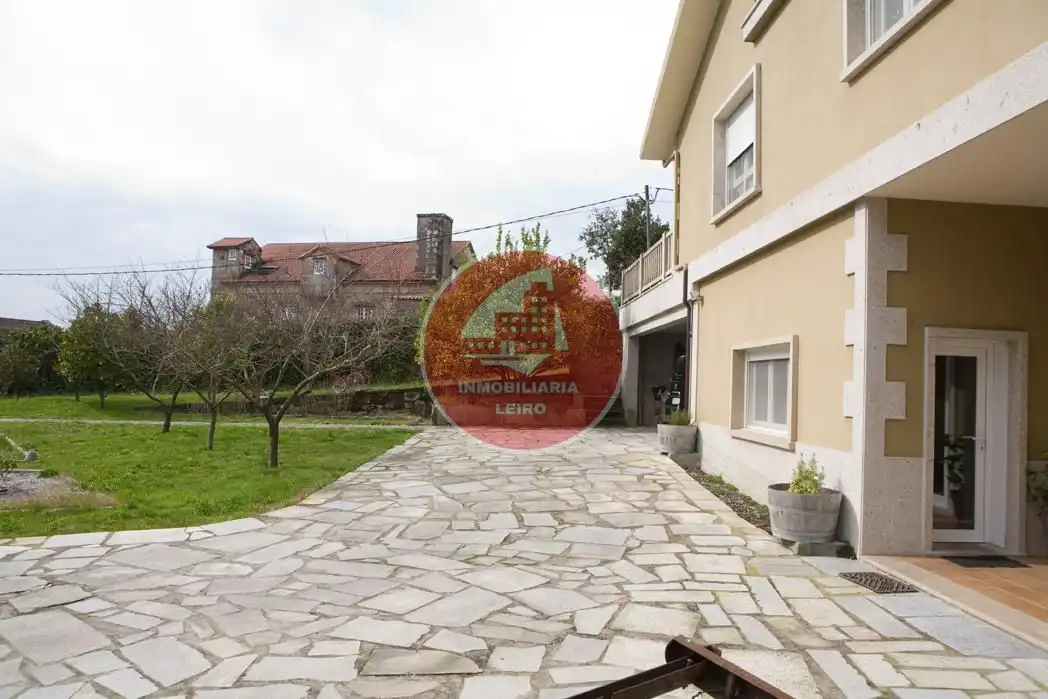 Vista exterior de Casa o xalet en venda en Pontevedra Capital  amb Jardí privat, Terrassa i Moblat