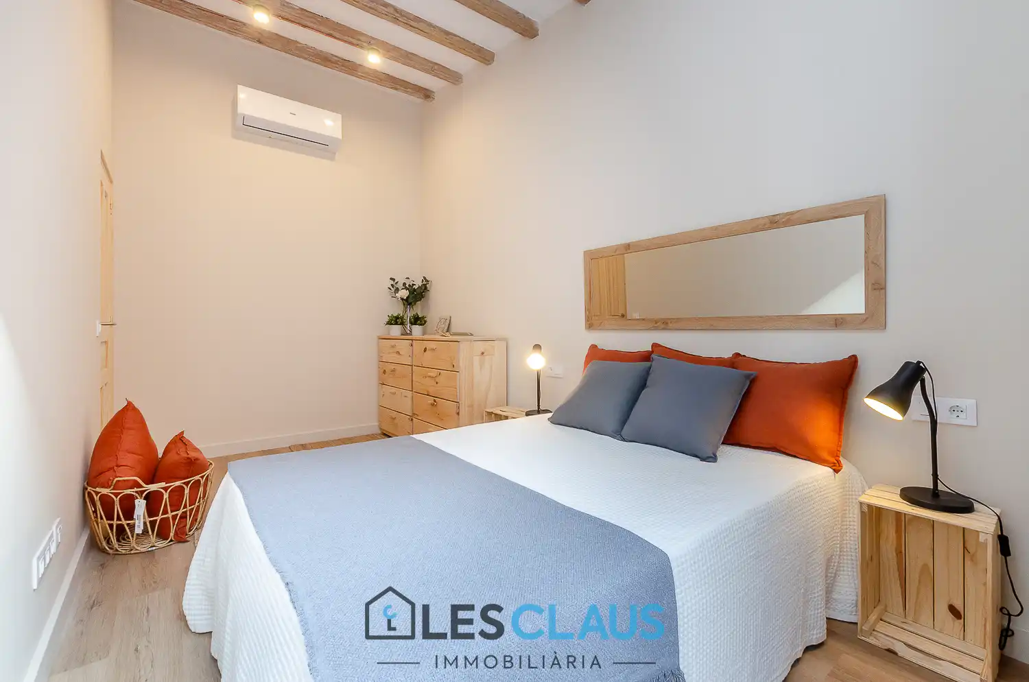 Schlafzimmer von Dachboden zum Verkauf in Barcelona mit Klimaanlage, Heizung und Parkett