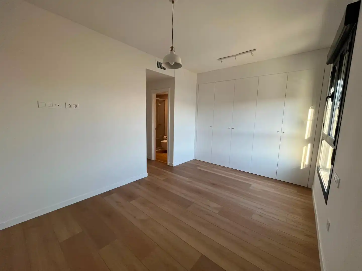 Schlafzimmer von Dachboden zur Miete in Camas mit Klimaanlage, Heizung und Privatgarten