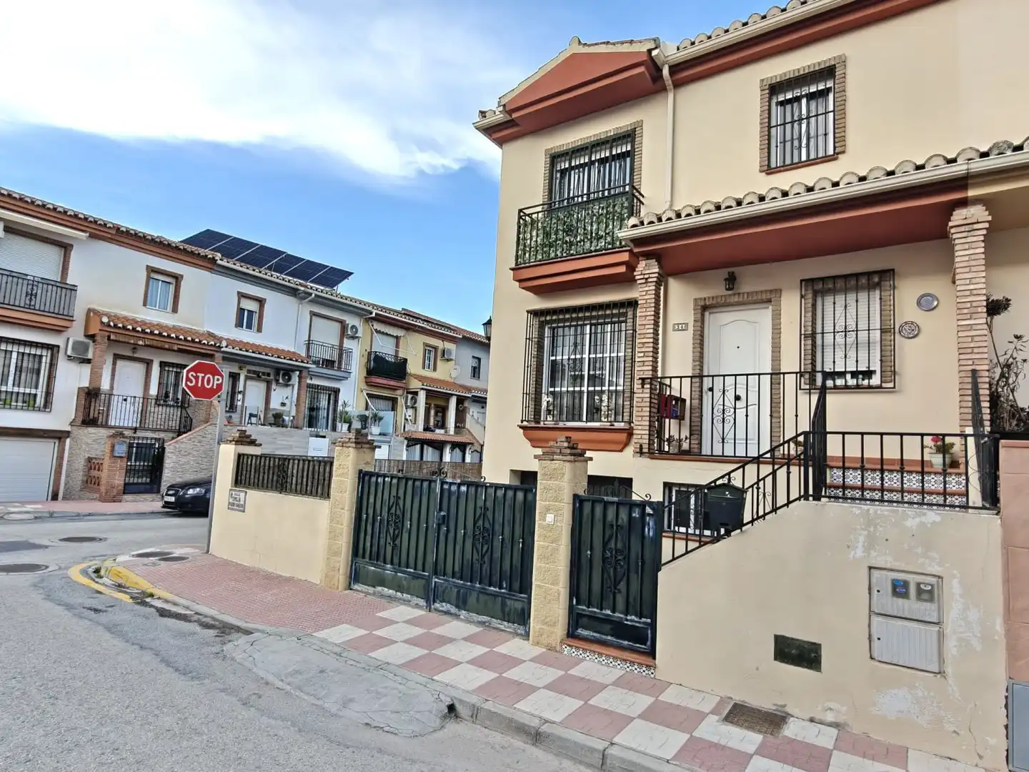 Vista exterior de Casa o chalet en venta en Cúllar Vega con Calefacción y Trastero