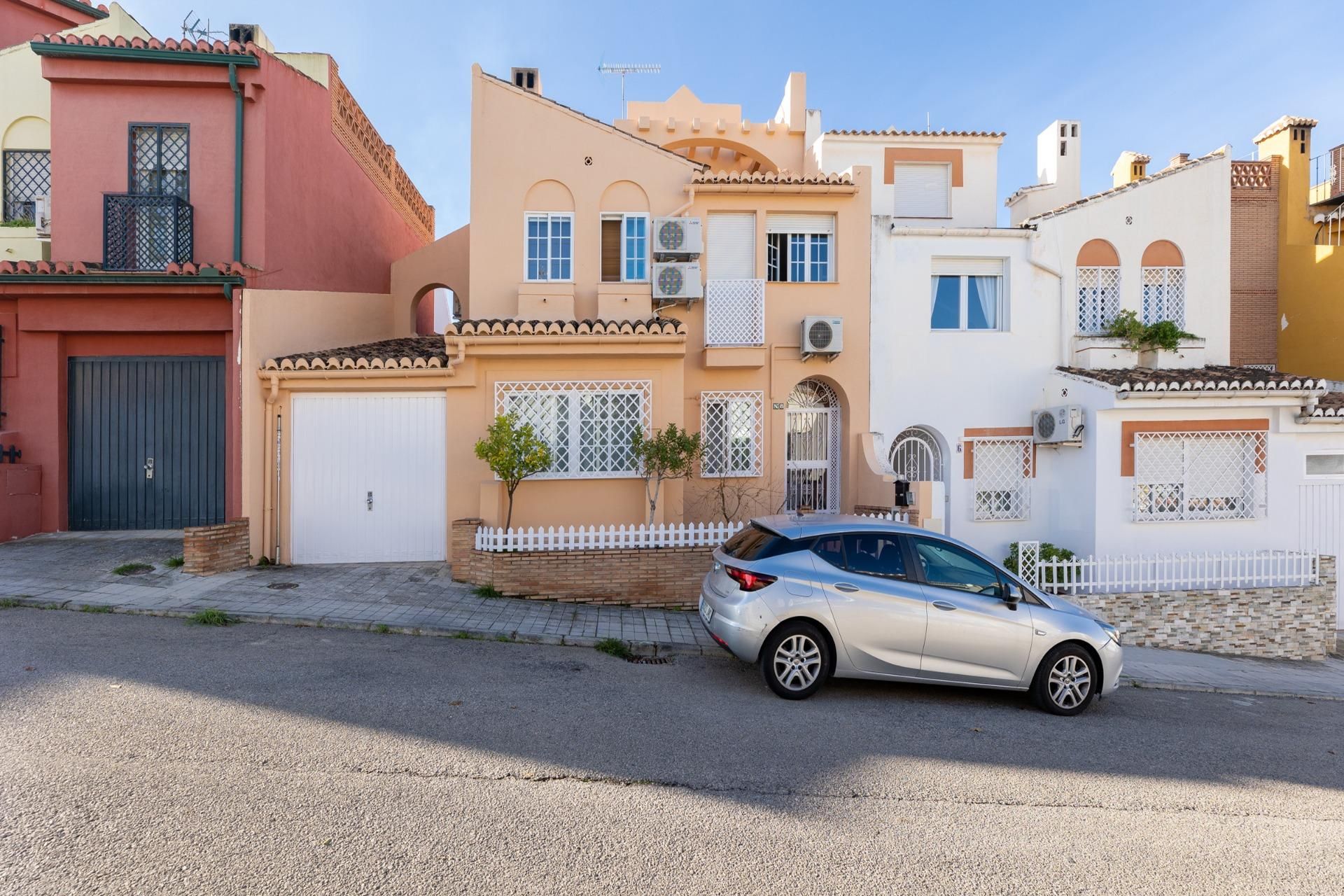 Vista exterior de Casa adosada en venda en Huétor Vega amb Aire condicionat, Calefacció i Terrassa
