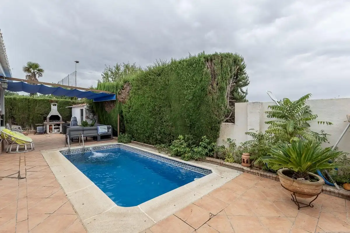 Piscina de Casa o xalet en venda en Residencial Triana - Barrio Alto