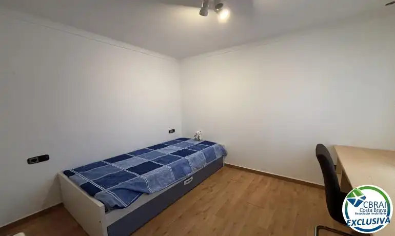 Dormitori de Apartament en venda en Roses amb Calefacció i Moblat