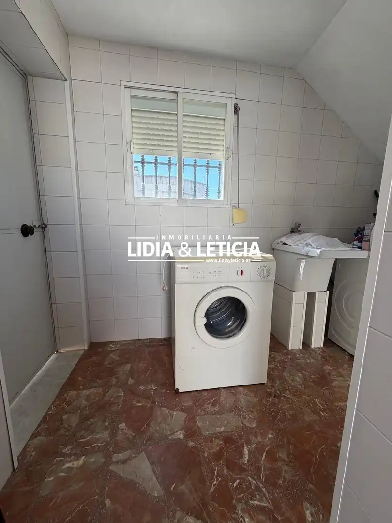 Vista exterior de Casa o xalet en venda en Alcalá de Guadaira amb Aire condicionat, Traster i Piscina