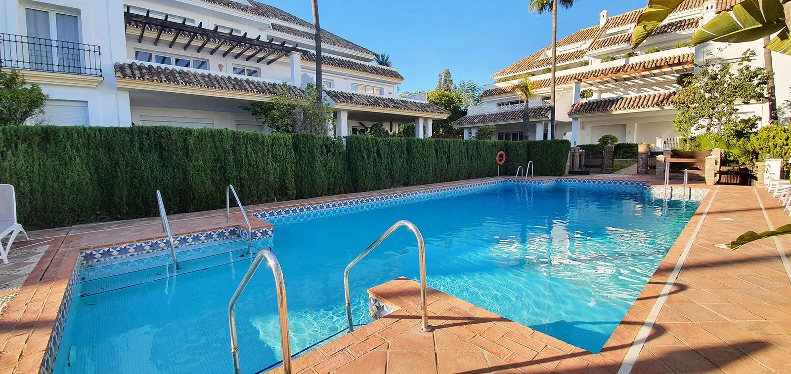 Schwimmbecken von Wohnungen zum Verkauf in Marbella mit Klimaanlage, Terrasse und Abstellraum