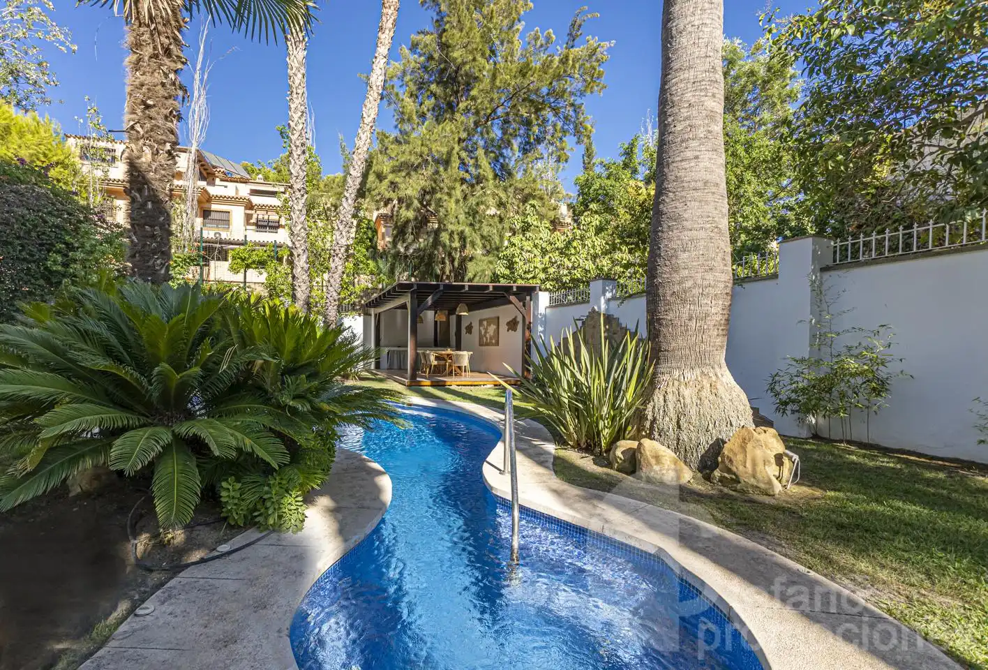 Vista exterior de Casa o xalet en venda en Málaga amb Aire condicionat, Jardí privat i Parquet