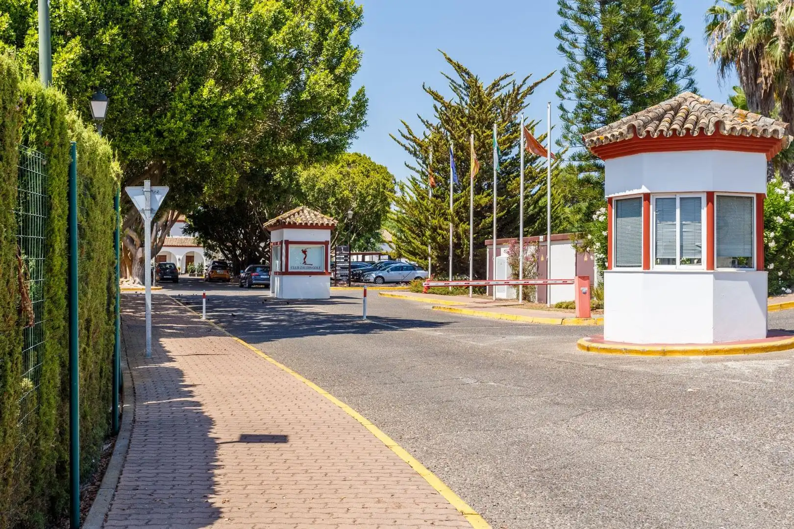 Vista exterior de Casa o xalet en venda en Bormujos amb Jardí privat, Terrassa i Piscina