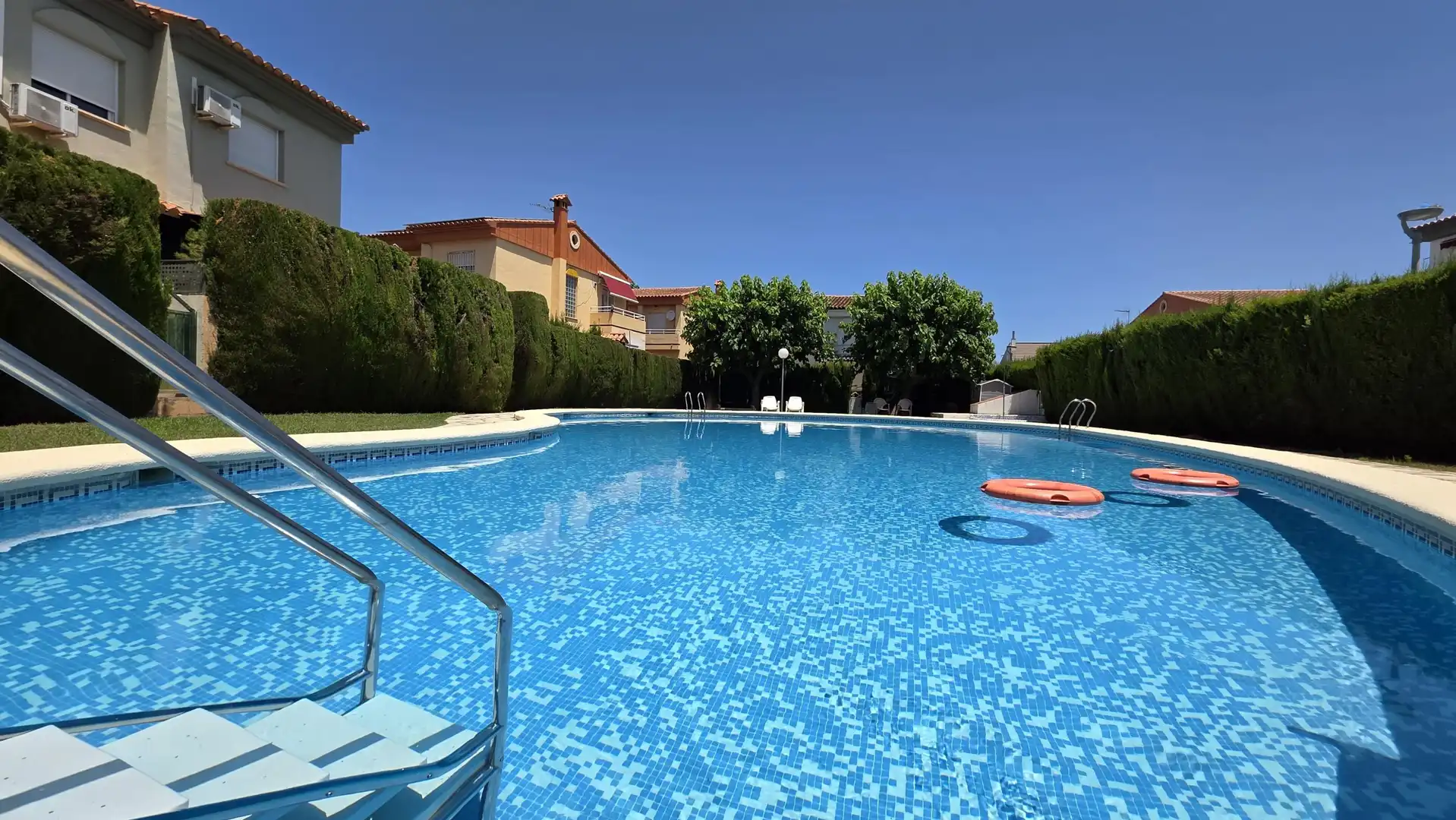 Schwimmbecken von Haus oder Chalet zum Verkauf in Gandia mit Privatgarten, Terrasse und Balkon