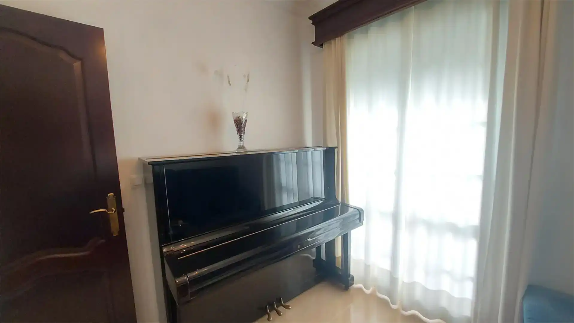 Sala d'estar de Casa adosada en venda en Ubrique amb Aire condicionat i Balcó