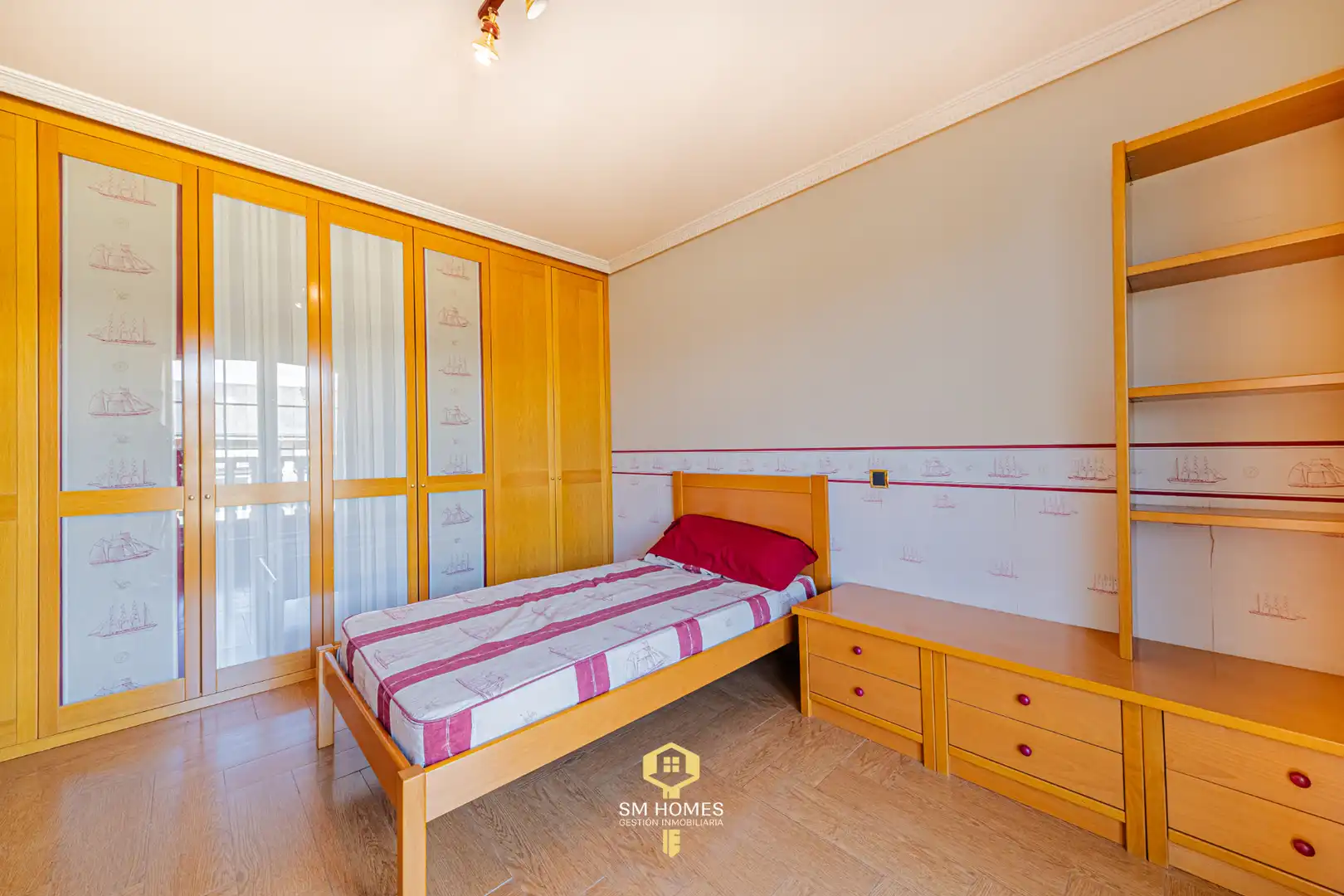Habitación de Casa adosada en venta en Coslada con Calefacción, Jardín privado y Terraza