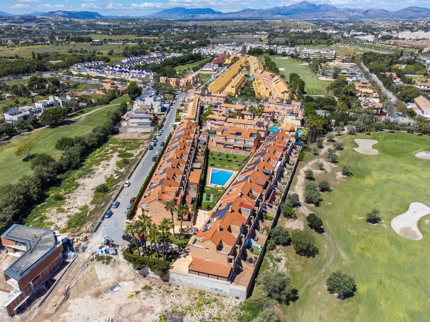 Vista exterior de Casa adosada en venta en Alicante / Alacant con Aire acondicionado, Balcón y Piscina comunitaria