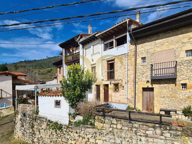 Vista exterior de Casa adosada en venda en Llanes amb Calefacció i Moblat