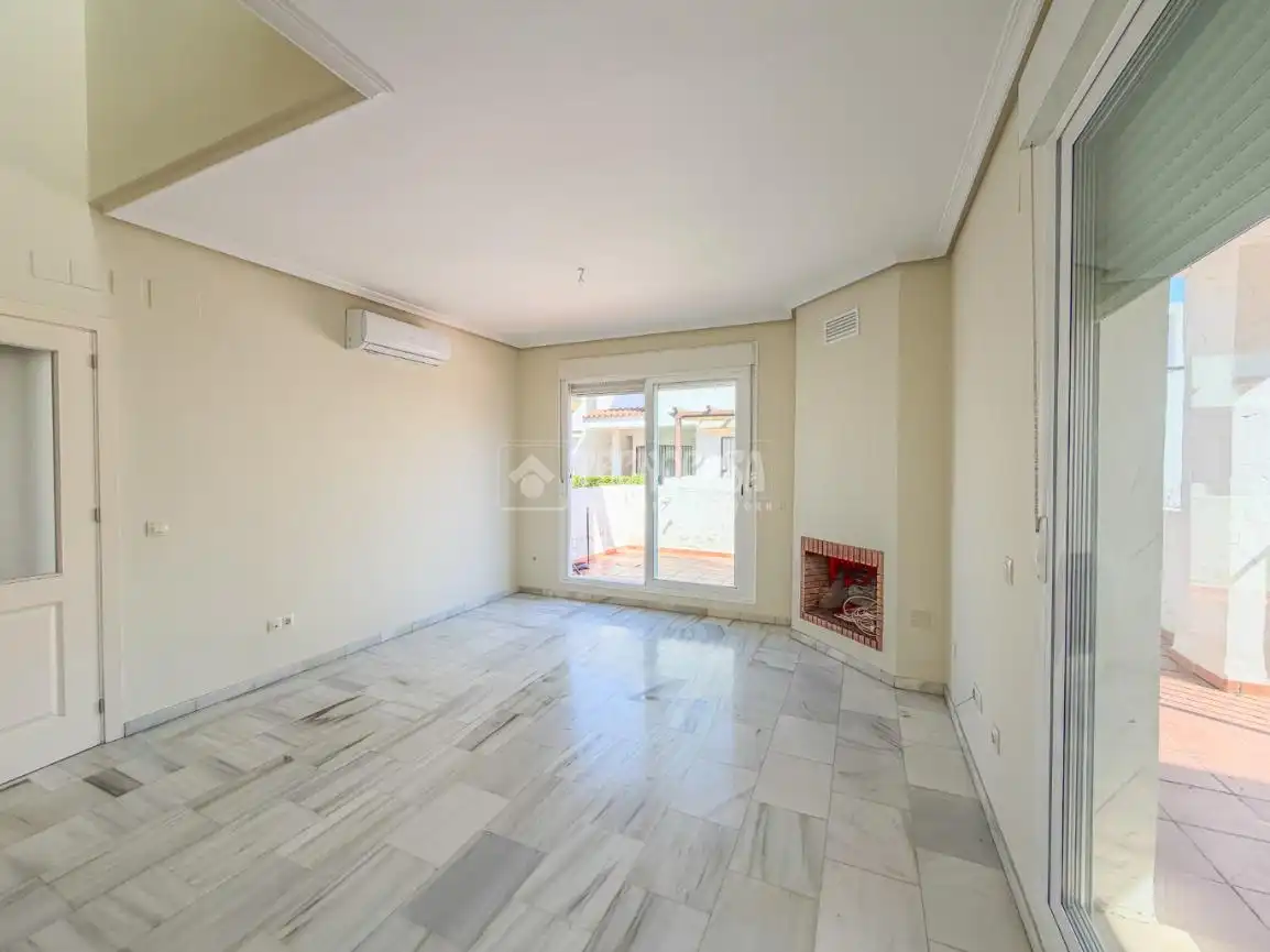 Wohnzimmer von Einfamilien-Reihenhaus zum Verkauf in Rota mit Klimaanlage, Terrasse und Abstellraum
