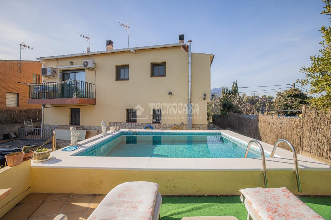 Piscina de Casa o xalet en venda en Terrassa amb Jardí privat i Terrassa