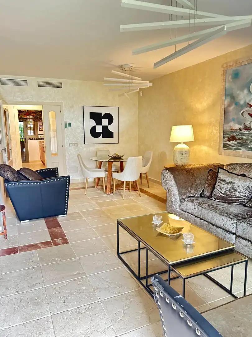 Sala de estar de Casa adosada en venta en Estepona con Aire acondicionado, Jardín privado y Amueblado