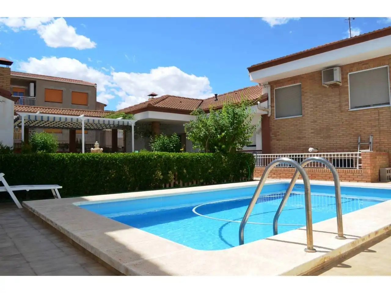 Piscina de Casa adosada en venda en Sax