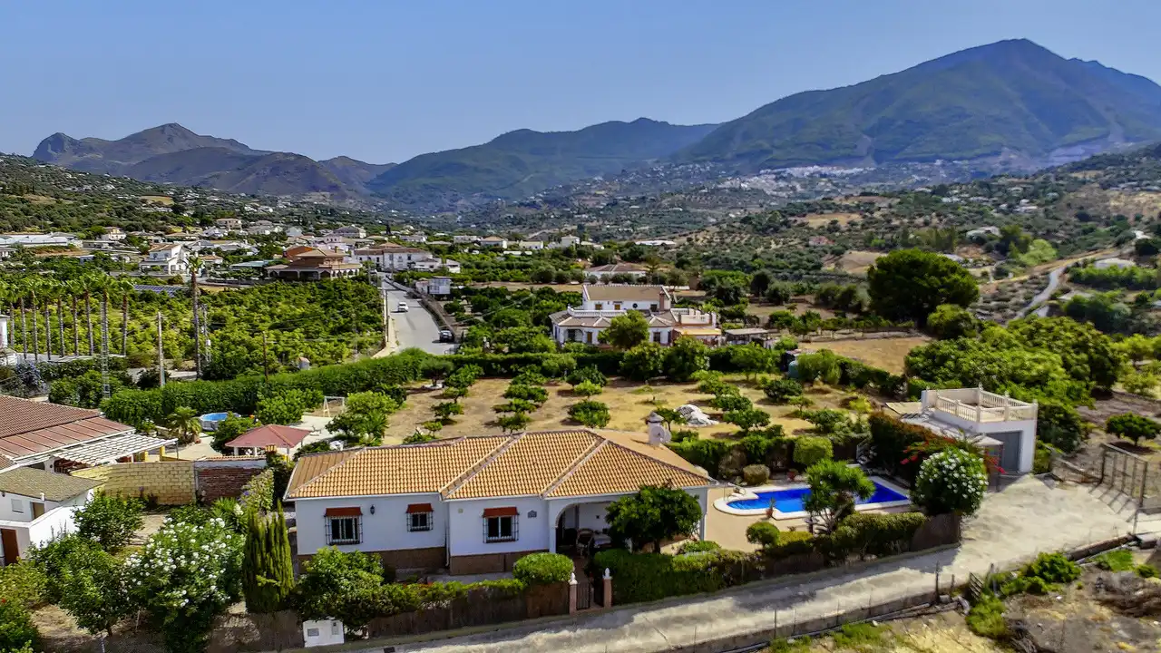 Casa amb piscina en venda a Alcaucín