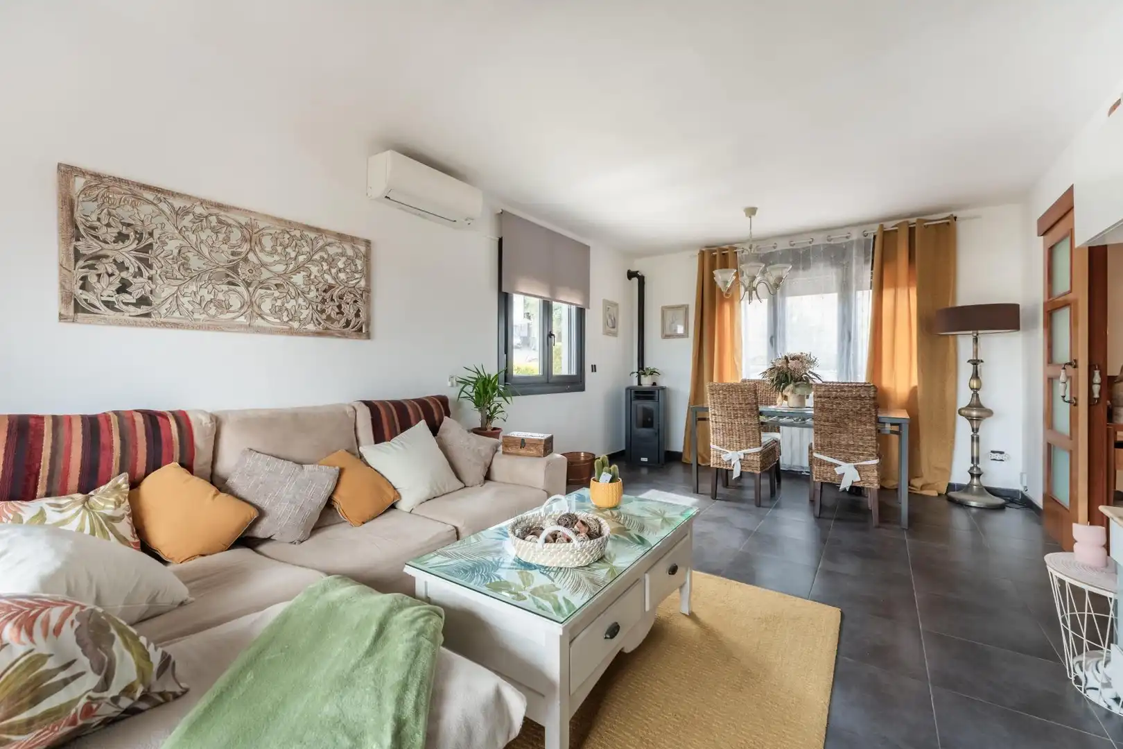Sala de estar de Casa adosada en venta en Bigues i Riells del Fai con Aire acondicionado, Calefacción y Jardín privado