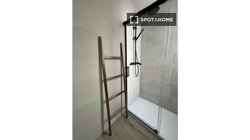 Badezimmer von Wohnung zur untervermieten in L'Hospitalet de Llobregat mit Klimaanlage, Heizung und Terrasse