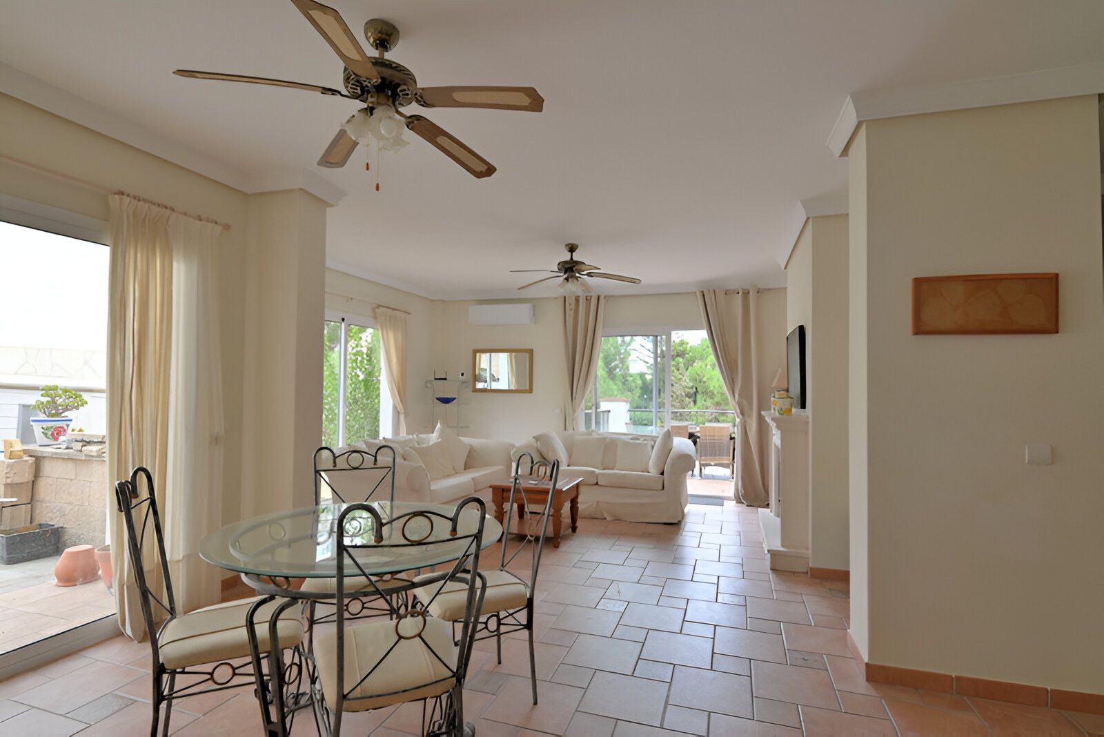 Sala d'estar de Casa o xalet en venda en Mijas amb Aire condicionat, Terrassa i Piscina