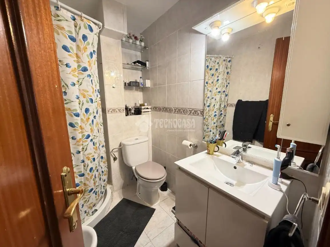 Bathroom of Flat for sale in Madrid  with Air Conditioner and Heating
