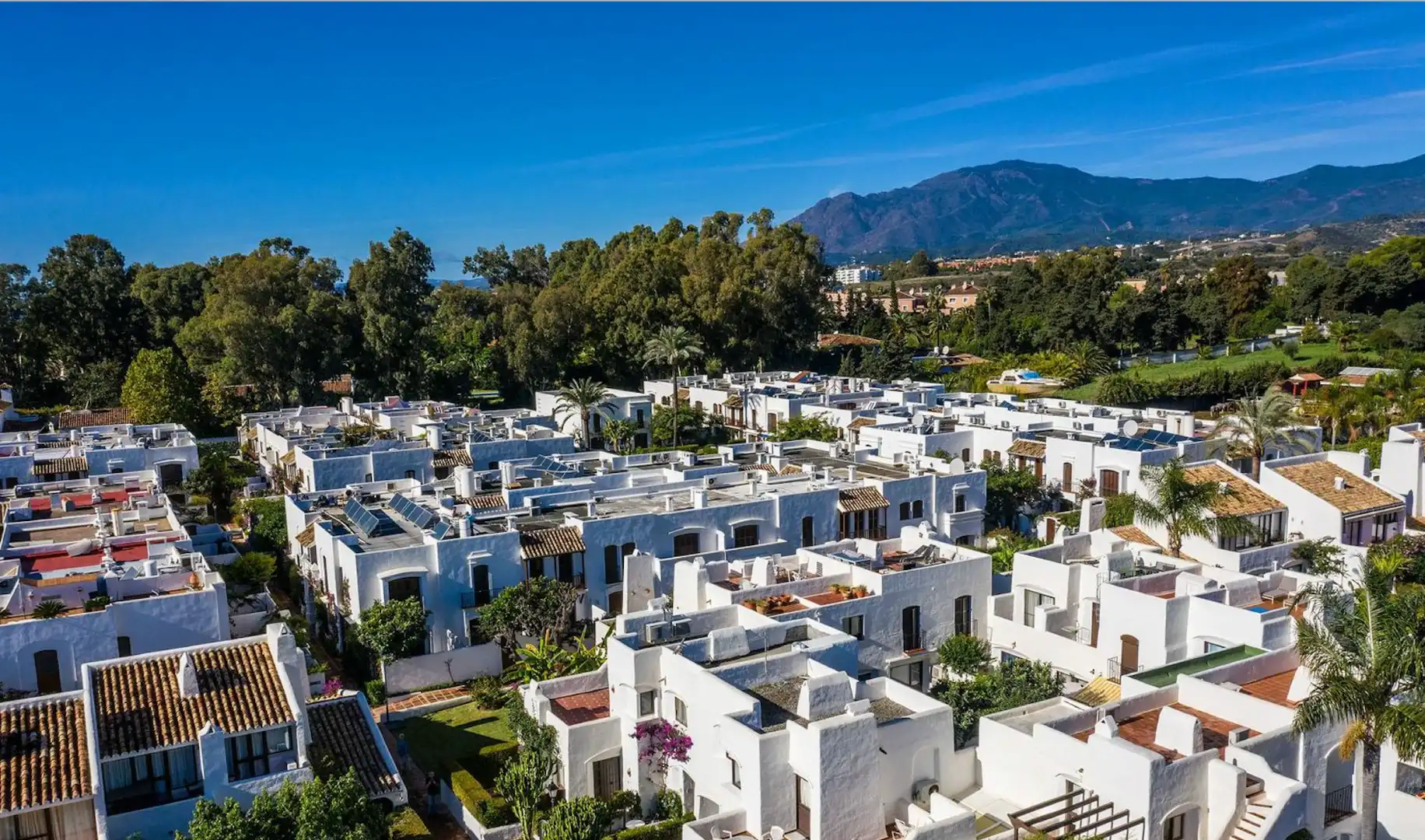 Vista exterior de Casa adosada de alquiler en Estepona con Aire acondicionado, Calefacción y Terraza