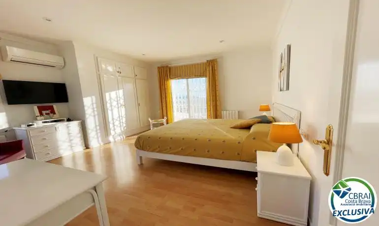 Dormitori de Casa o xalet en venda en Roses amb Aire condicionat, Calefacció i Jardí privat
