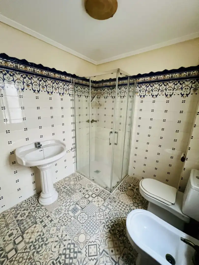 Bathroom of Flat for sale in Zaragoza  with Heating, Oven and Washing machine