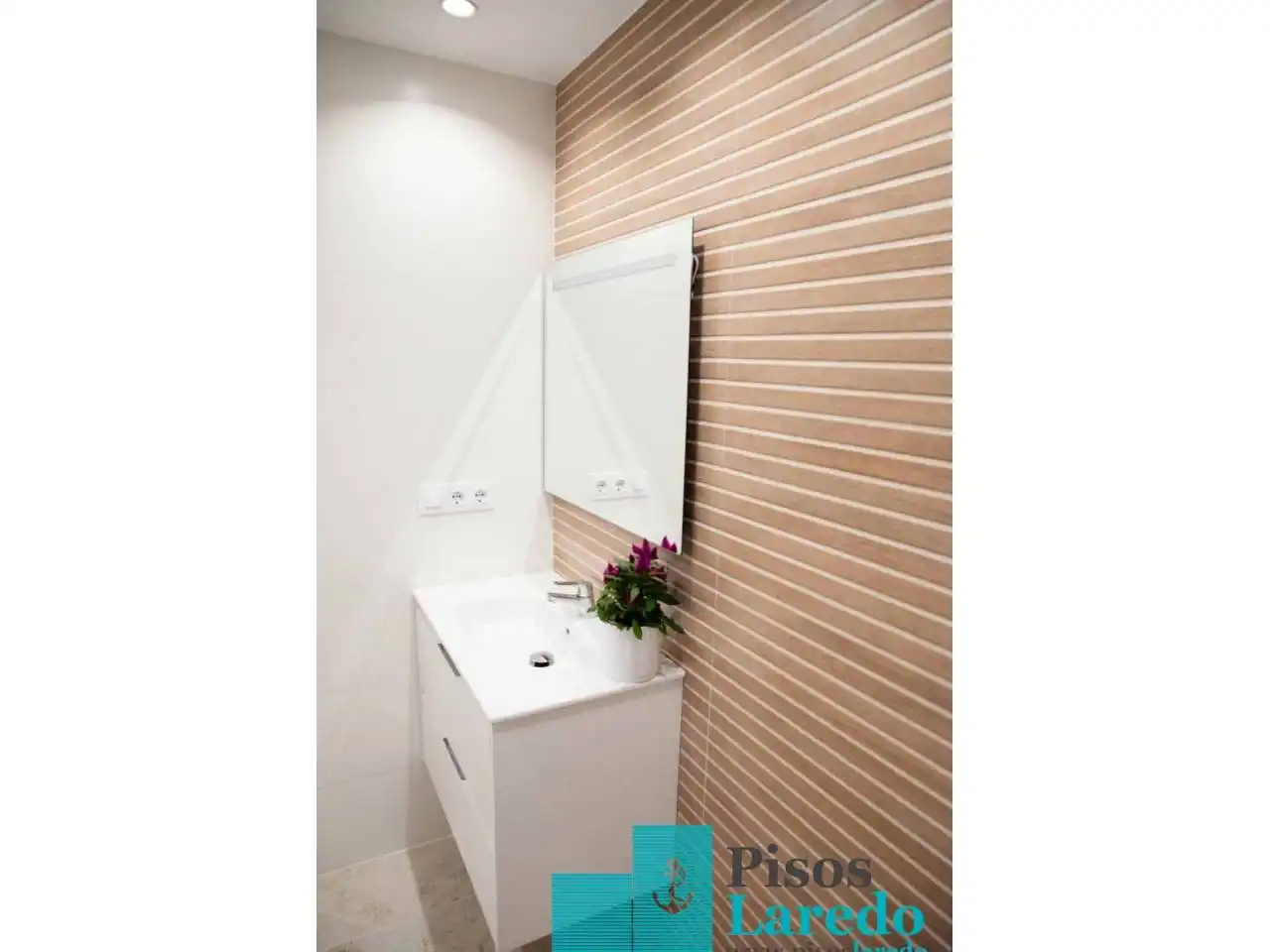 Badezimmer von Wohnung zum Verkauf in Laredo mit Heizung