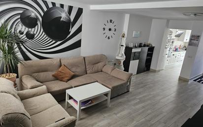 Sala d'estar de Casa o xalet en venda en Alhaurín El Grande amb Aire condicionat, Terrassa i Balcó