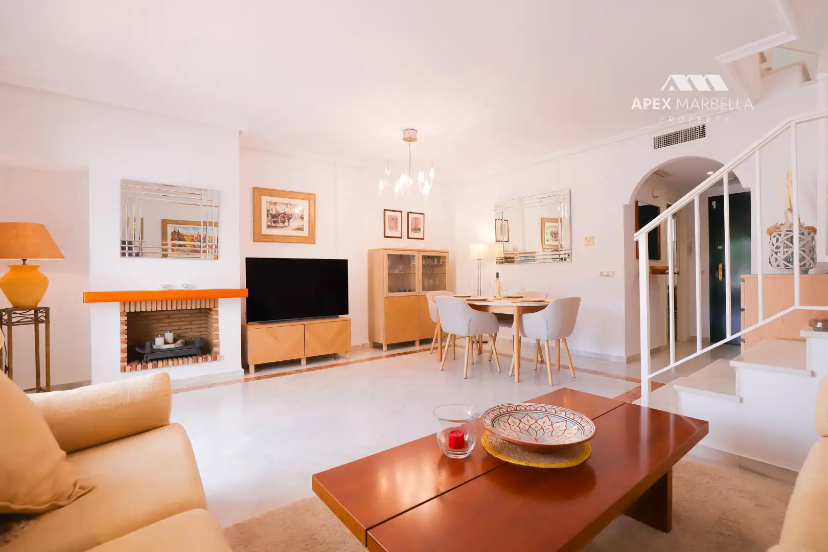 Wohnzimmer von Einfamilien-Reihenhaus zum Verkauf in Marbella mit Klimaanlage, Privatgarten und Terrasse