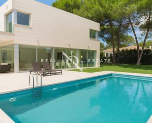 Vista exterior de Casa o xalet de lloguer en Chiva amb Aire condicionat, Calefacció i Jardí privat