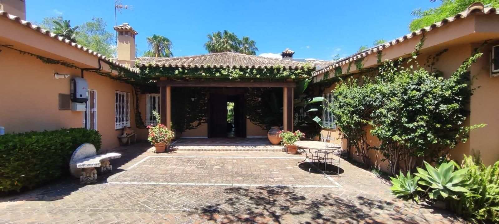 Vista exterior de Casa o xalet en venda en Marbella amb Terrassa, Traster i Piscina