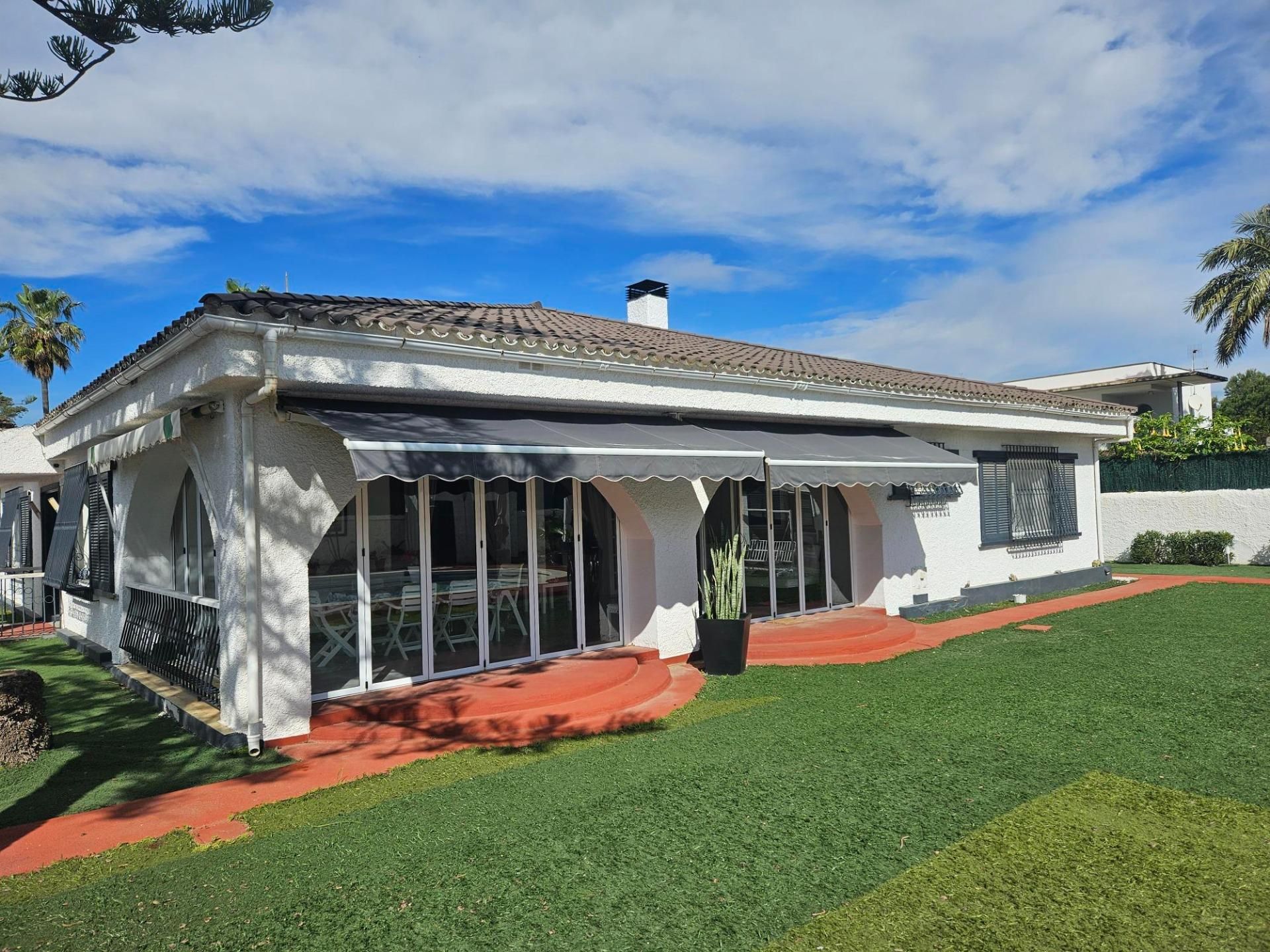 Vista exterior de Casa o xalet en venda en Castellón de la Plana / Castelló de la Plana amb Aire condicionat, Jardí privat i Parquet