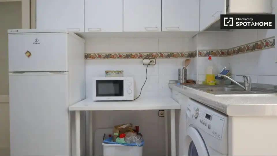 Cuina de Pis de lloguer en Madrid amb Aire condicionat, Calefacció i Moblat