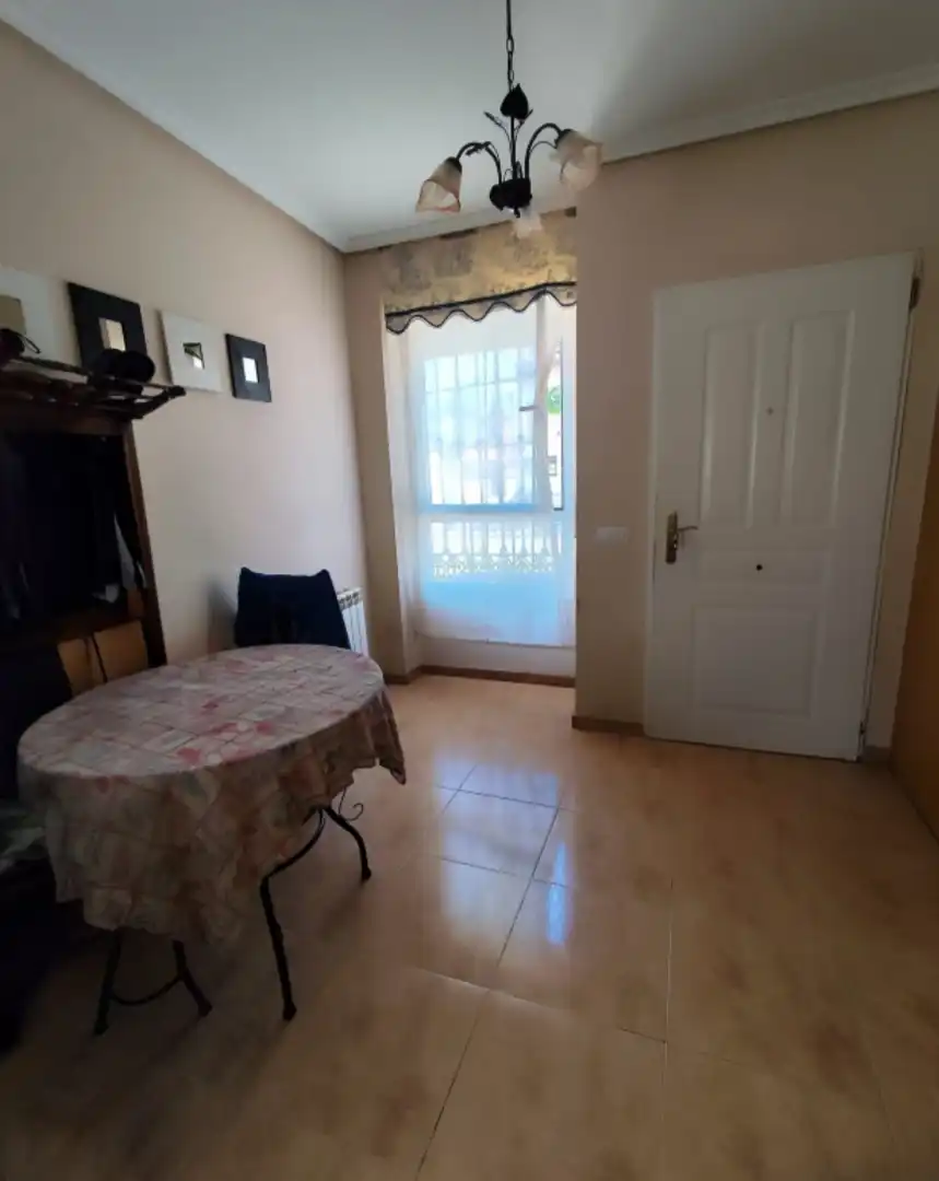 Dormitori de Casa o xalet de lloguer en Burgos amb Calefacció, Parquet i Moblat