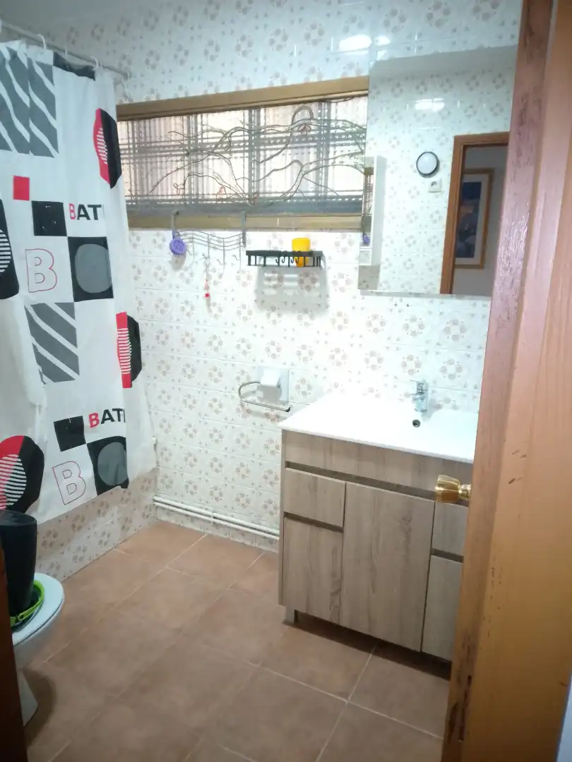 Bathroom of Flat for rent in Pontevedra Capital   with Heating, Furnished and Oven