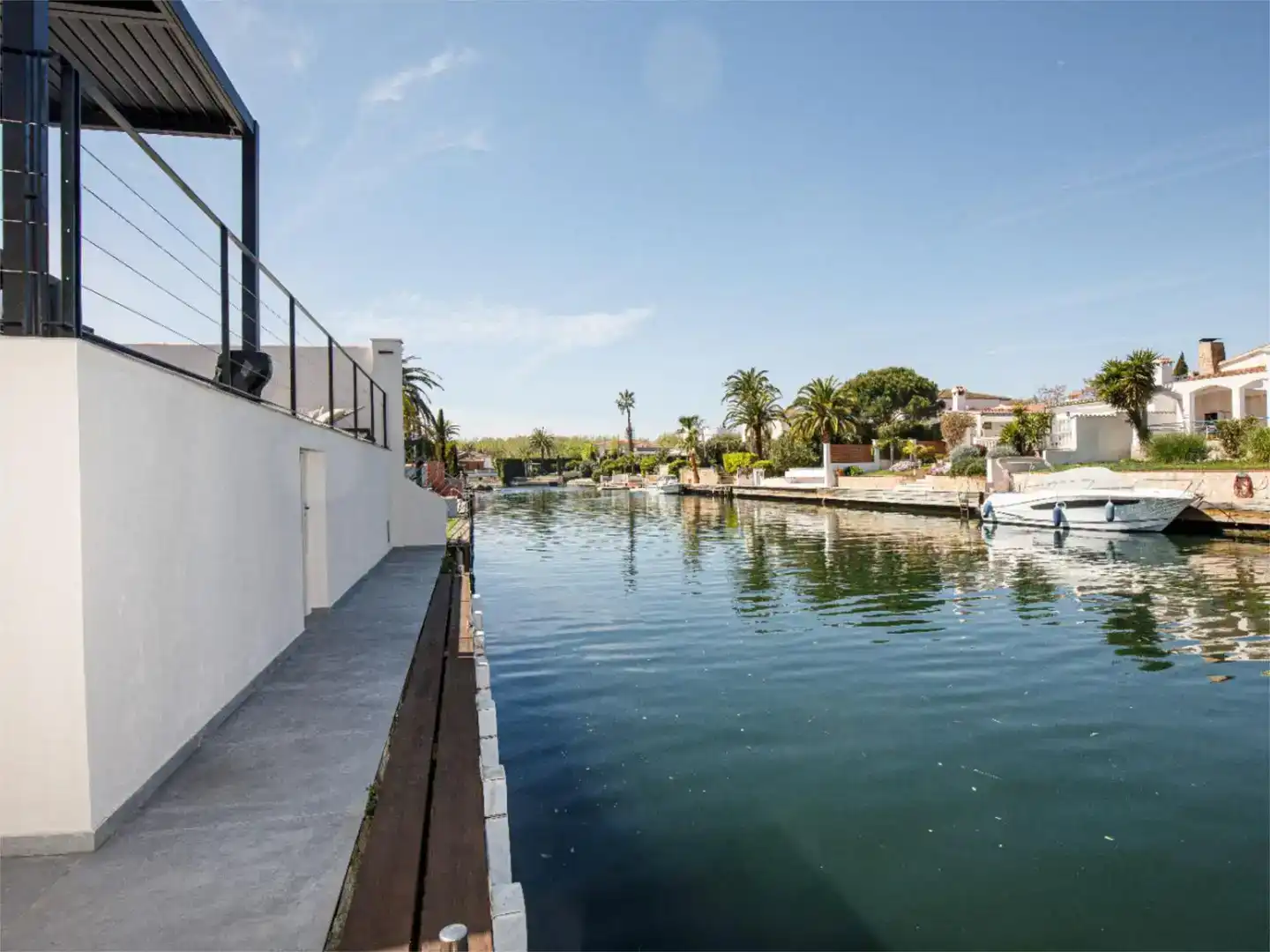 Exterior view of Houses for sale in Empuriabrava  with Air Conditioner, Swimming Pool and Balcony
